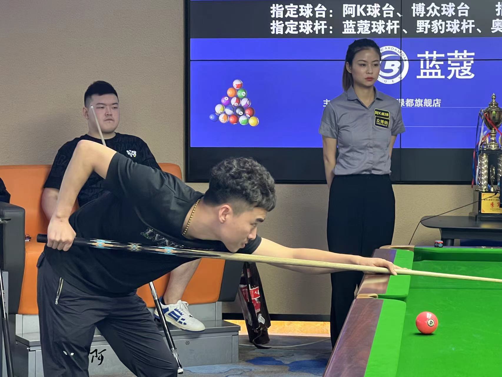 坐在地上 坐在地上